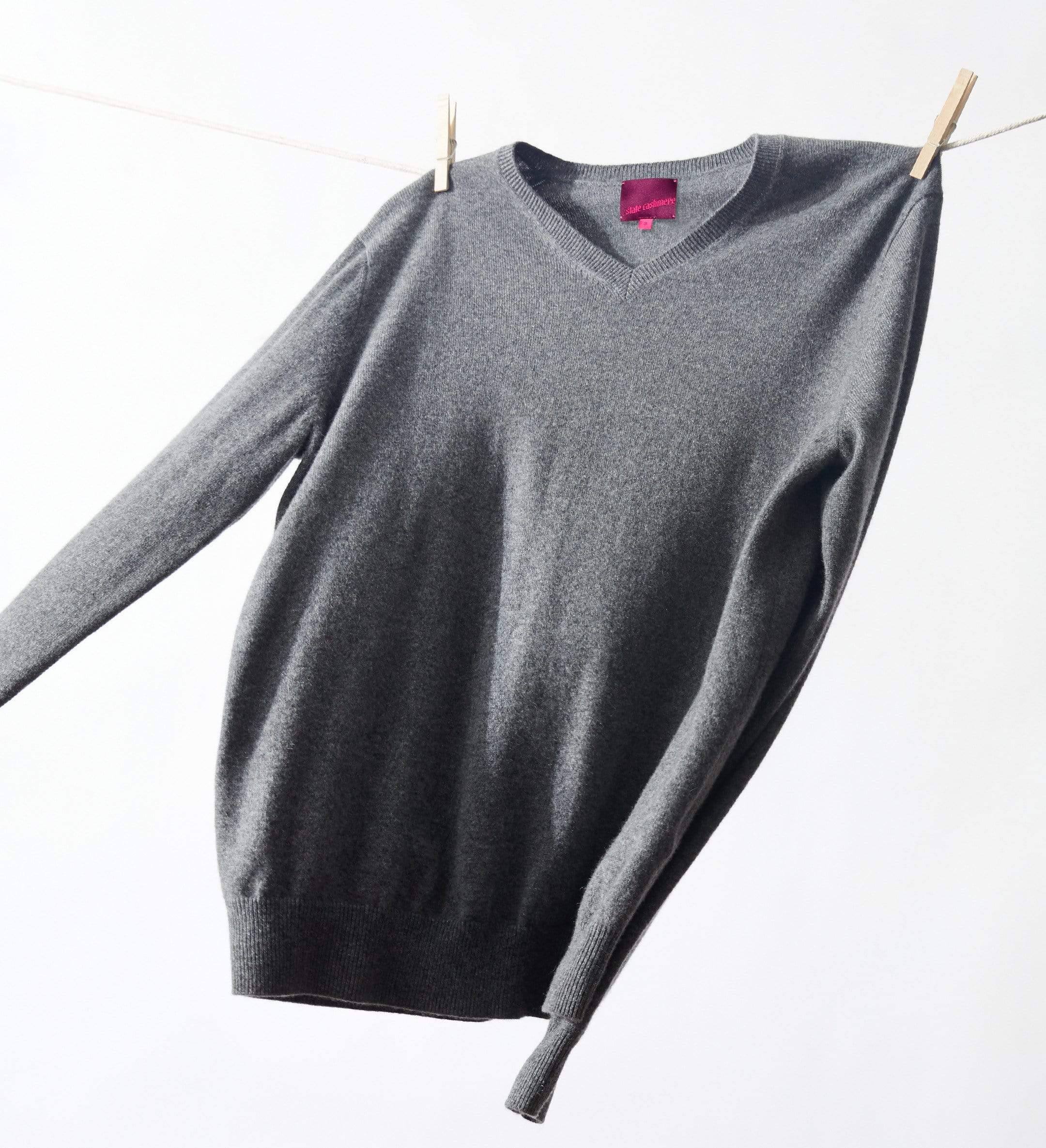 The Men's Basic V-Neck Cashmere Sweater
