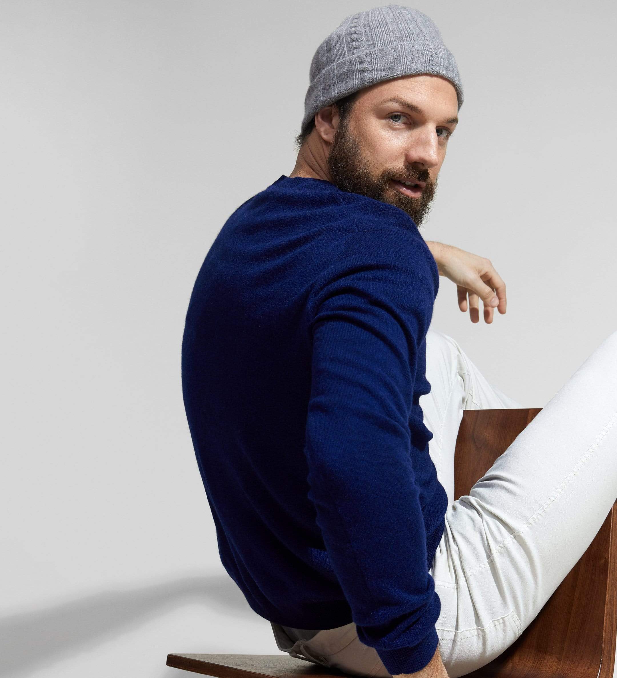 The Men's Basic V-Neck Cashmere Sweater